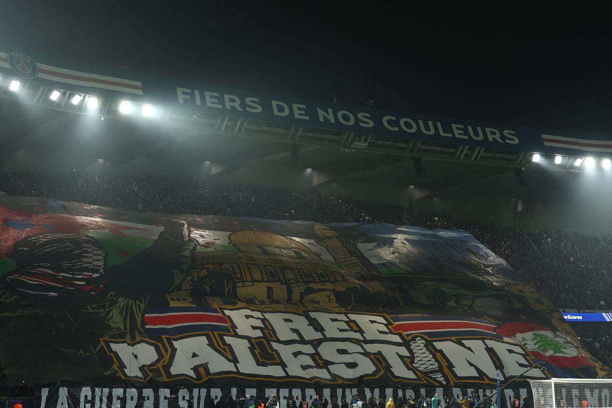 Bruno Retailleau condamne la banderole dévoilée par des supporters parisiens en soutien à Gaza, avant le match PSG-Atlético Madrid