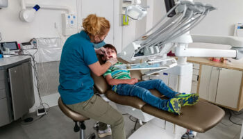 Soins des dents : un bilan annuel gratuit pour les enfants et jeunes adultes à partir de 2025