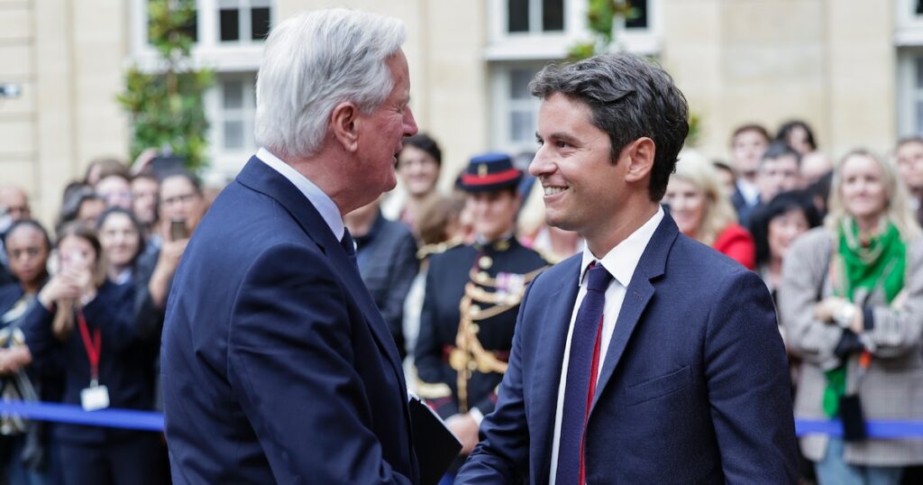 Michel Barnier sert la main du Premier ministre sortant Gabriel Attal lors de la cérémonie de passation de pouvoir à l'Hotel Matignon à Paris, le 5 septembre 2024