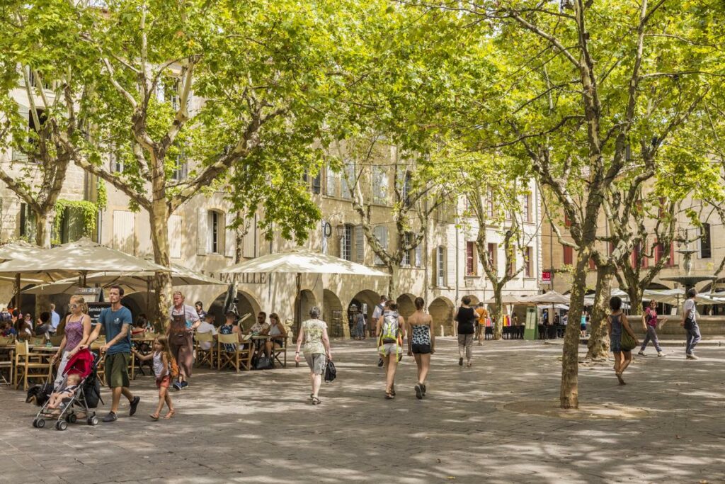 « Des Français à la retraite, des Américains, des Suédois… » : une nouvelle clientèle fortunée porte le marché à Uzès