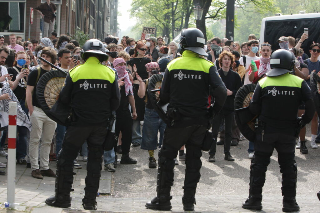 Israéliens agressés à Amsterdam : une "attaque antisémite préméditée" pour Netanyahou, un "pogrom" pour Herzog