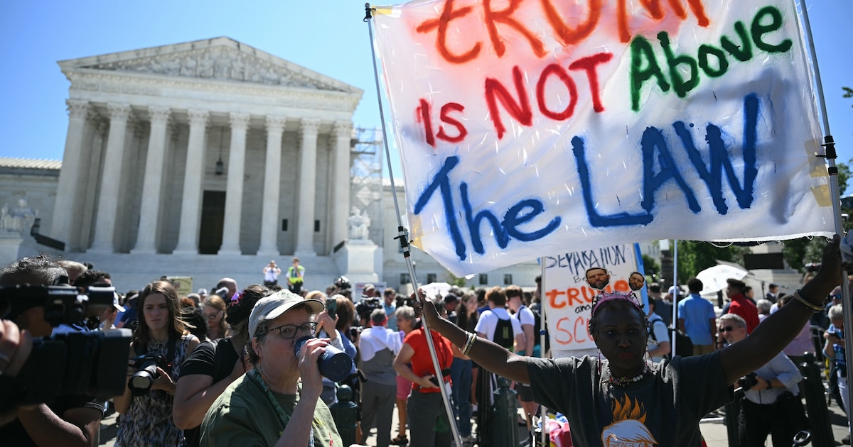 Des pancartes anti-Trump pendant une manifestation devant la Cour suprême des États-Unis, le 1er juillet 2024 à Washington