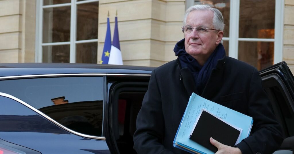 Le Premier ministre français Michel Barnier à son arrivée lundi 4 novembre 2024 à l'hôtel de Matignon à Paris