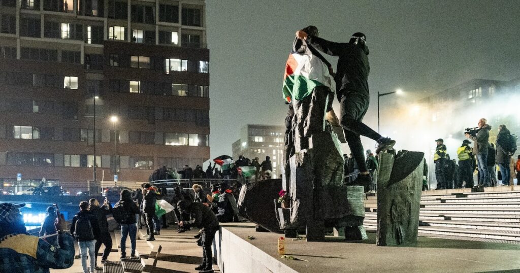 Des manifestants pro-Palestiniens sur la place Anton de Komplein d'Amsterdam avant le match de football de l'UEFA Europa League entre l'Ajax et le Maccabi Tel Aviv le 7 novembre 2024