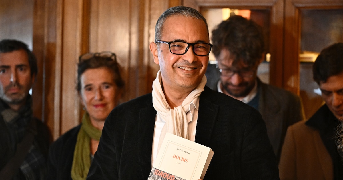 L'écrivain franco-algérien Kamel Daoud (c), lauréat du prix Goncourt pour son roman "Houris", au restaurant Drouant à Paris, le 4 novembre 2024