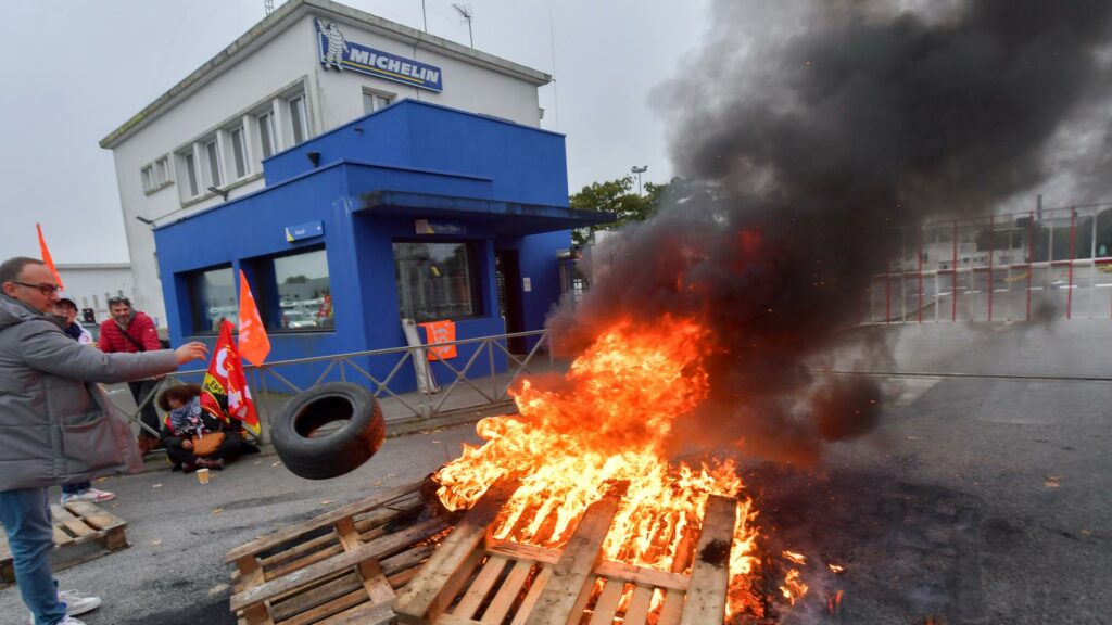 Marc Ferracci, en visite chez Michelin à Cholet, copieusement hué par les salariés