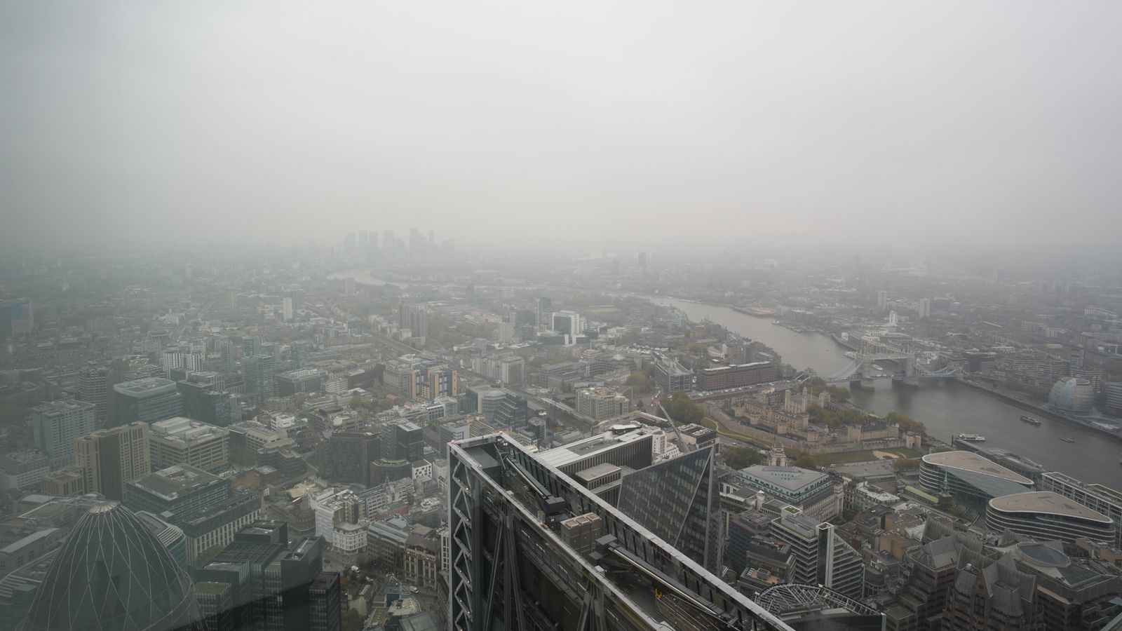 A view across London from the viewing platform of Horizon 22 in Bishopsgate, as the sky is rendered grey, caused by high pressure over the UK trapping moisture near the surface of the Earth, creating stubborn cloud or, in weather parlance, 'anticyclonic gloom'. High pressure results in little or no wind which would otherwise move the cloud around and break it up. Picture date: Friday November 8, 2024.