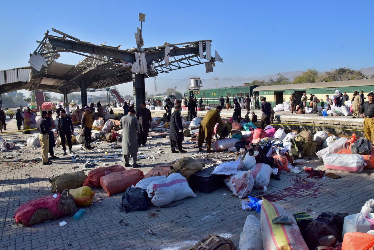 At least 13 killed and 30 wounded in Quetta train station bombing, Pakistani officials say