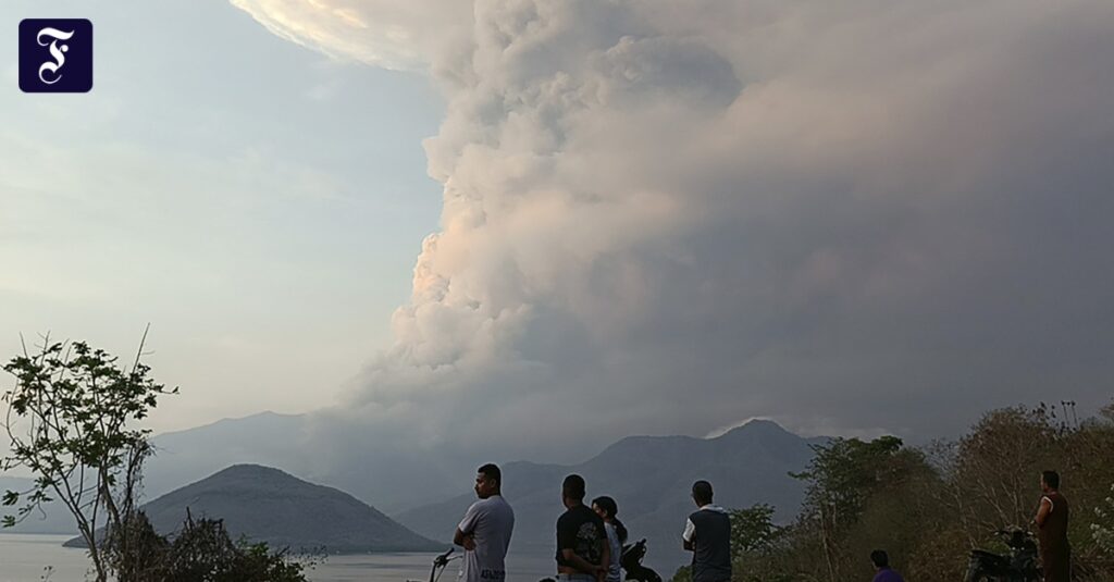 Indonesien: Vulkan speit neun Kilometer hohe Aschewolke aus