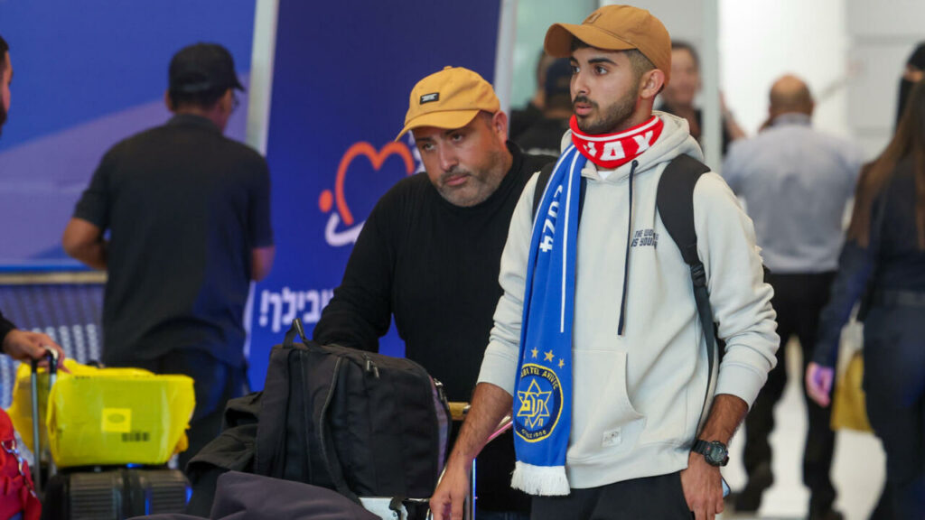 Les supporters israéliens de retour à Tel-Aviv après la nuit de violences à Amsterdam