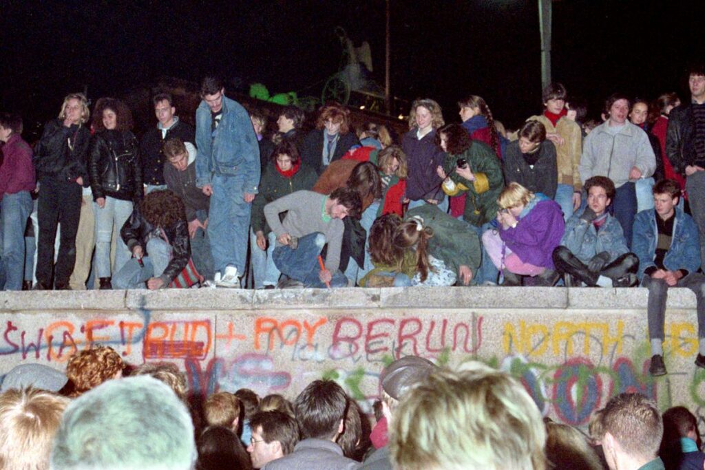 Anniversaire de la réunification allemande : un mur a chuté, et le racisme a bondi