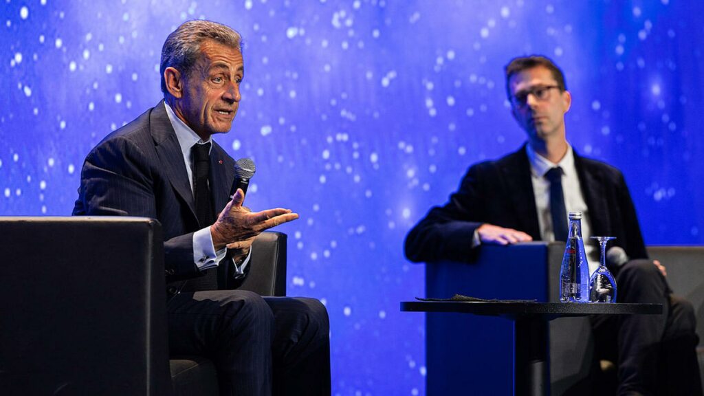 Nicolas Sarkozy livre une lourde charge contre les enseignants (et se fait reprendre de volée)