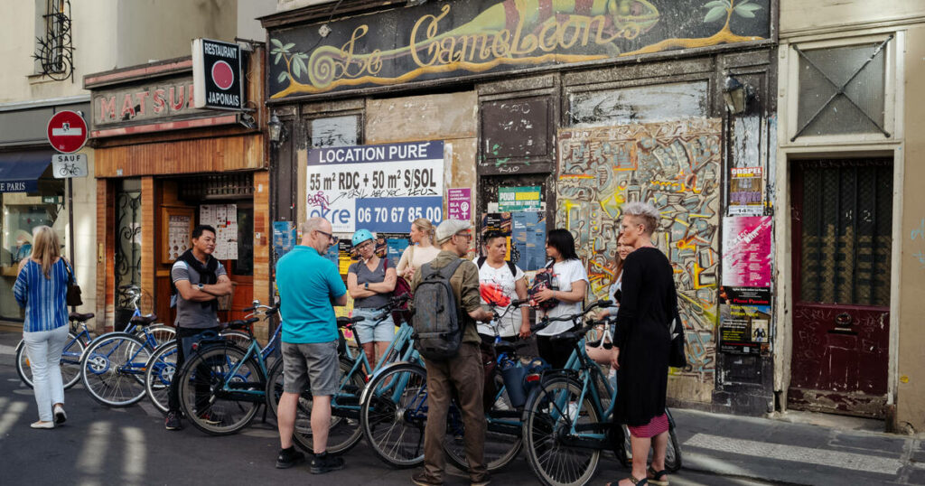 A Paris, des réfugiés russes et ukrainiens en grève contre l’entreprise de tourisme qui les emploie sans contrat