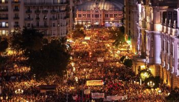 Inondations en Espagne : des dizaines de milliers de Valenciens dans la rue contre Carlos Mazón, le président de région