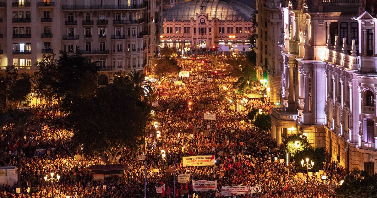 Inondations en Espagne : des dizaines de milliers de Valenciens dans la rue contre Carlos Mazón, le président de région