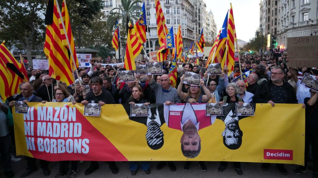 À Valence, des dizaines de milliers de manifestants laissent éclater leur colère après les inondations