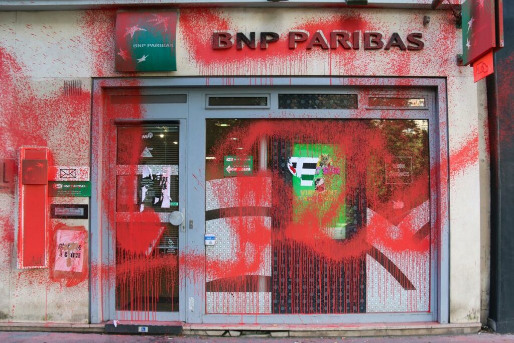 Des militants manifestent à Lille contre le rôle de BNP Paribas dans la guerre d’Israël