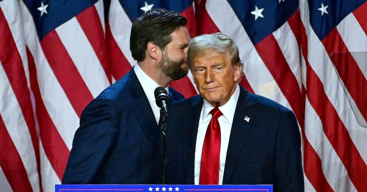 Donald Trump, président élu des Etats-Unis, et son vice-président élu J.D. Vance, à West Palm Beach, en Floride, la nuit de la victoire le 6 novembre 2024.