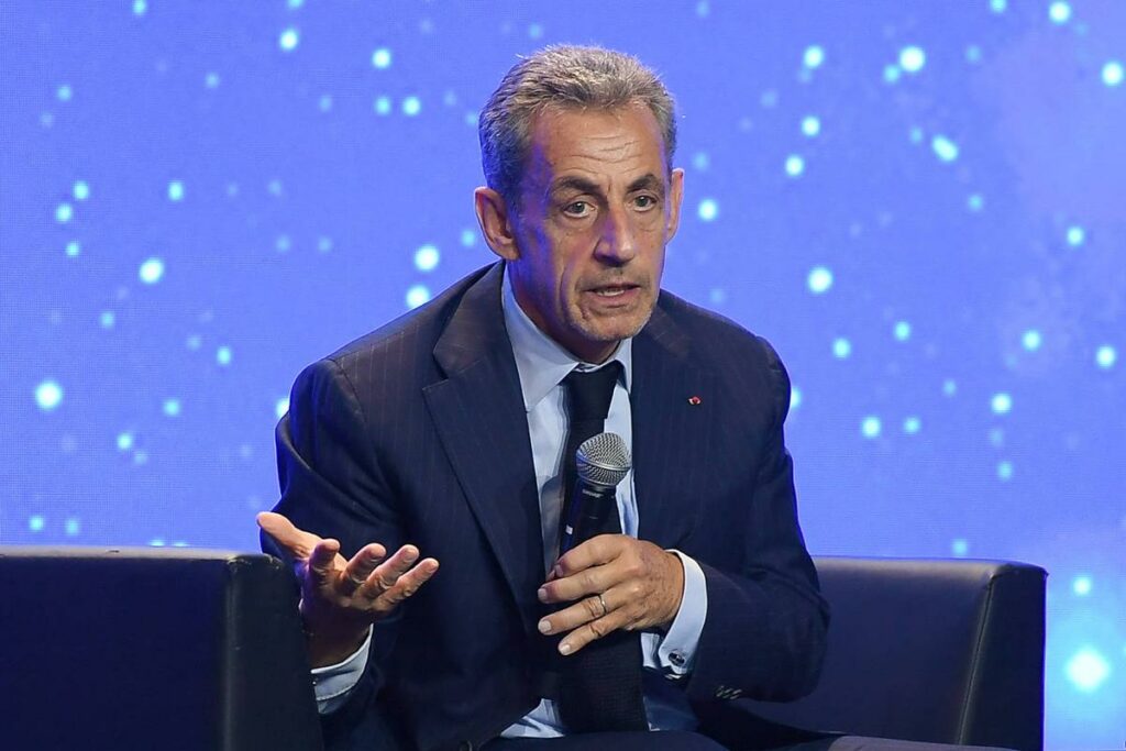 « Professeur, c’est six mois dans l’année » : la gauche et les syndicats dénoncent le « mépris » de Sarkozy après ses propos sur les enseignants