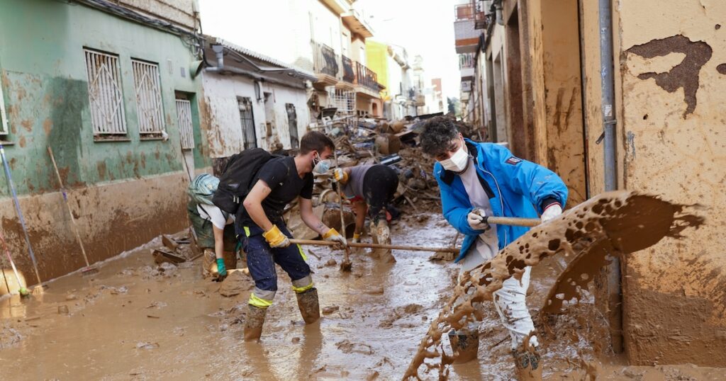 VALENCIA, ESPAGNE - 4 NOVEMBRE : Vue de la destruction suite aux inondations meurtrières à Valence, Espagne, le 4 novembre 2024.