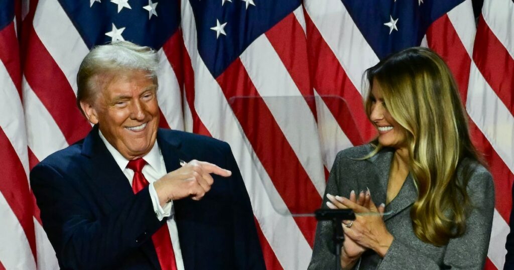 Le président américain élu Donald Trump montre du doigt son épouse Melania Trump pendant la nuit électorale au West Palm Beach Convention Center à West Palm Beach, en Floride, dans le sud des Etats-Unis, le 6 novembre 2024