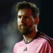 Mit leerem Blick quittiert Messi die Blamage seines Teams gegen den Außenseiter