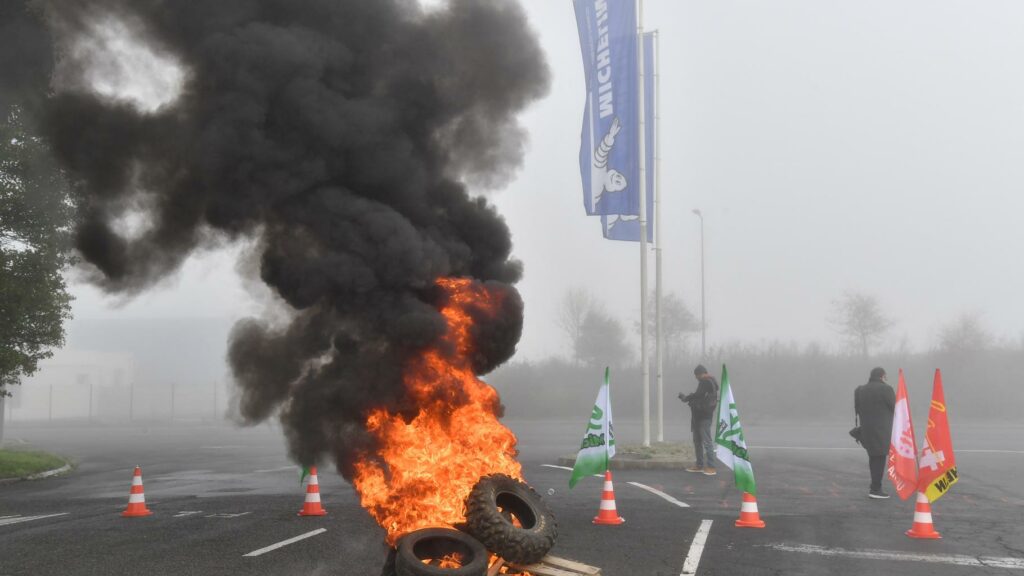 Auchan, Michelin... Emmanuel Macron voit le seul point positif de son bilan économique menacé par les fermetures