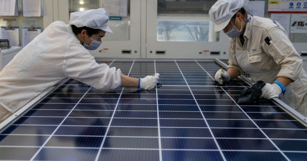 Des ouvriers produisent des modules solaires photovoltaïques dans l'atelier de GCL Integrated New Energy Technology Co. Ltd. dans le parc de démonstration de l'économie circulaire de Hefei dans le comté de Feidong, à Hefei, dans la province de l'Anhui, le 16 octobre 2024. (Photo by Costfoto/NurPhoto) (Photo by CFOTO / NurPhoto / NurPhoto via AFP)