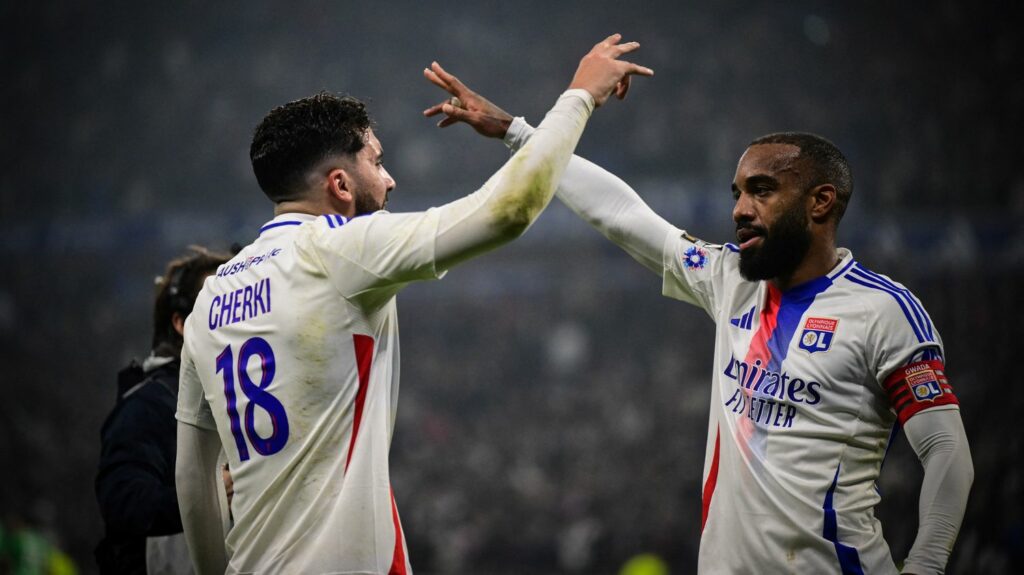 Lyon-Saint-Etienne : l'OL domine le derby et fait la course en tête à la pause... Suivez le match de Ligue 1