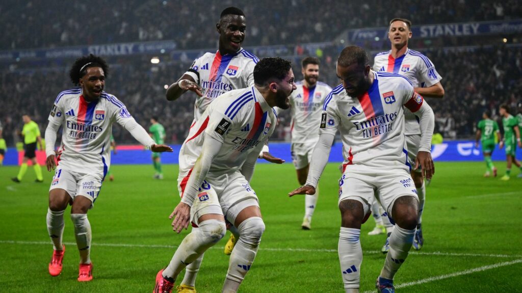 Ligue 1 : Lyon maîtrise Saint-Etienne dans le derby et fait un bond au classement