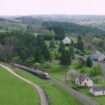 Aveyron : en route pour un cours d’anglais avec Fearghal McLaughlin sur une ligne du train pas comme les autres