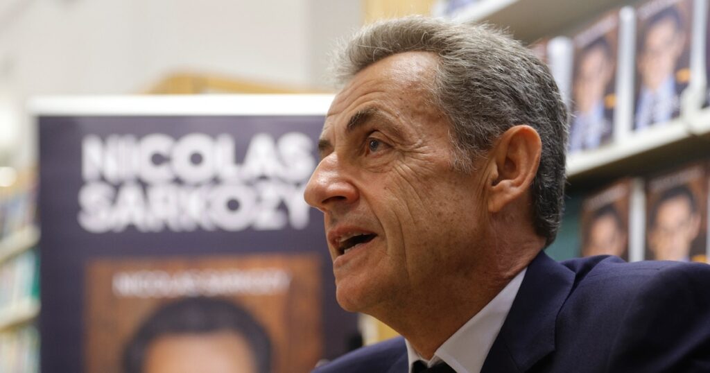 L'ancien président Nicolas Sarkozy lors d'une séance de dédicace de son dernier livre "Le Temps des Combats" dans une libraire de Neuilly-sur-Seine, le 7 octobre 2023 dans les Hauts-de-Seine