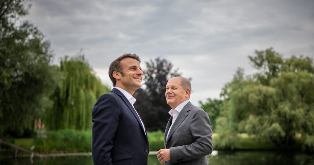 Le chancelier allemand Olaf Scholz (droite) et le président français Emmanuel Macron le 6 juin 2023 à Potsdam, en Allemagne