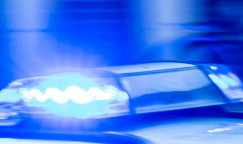 Männer attackieren 17-Jährige – Frau flüchtet schwer verletzt