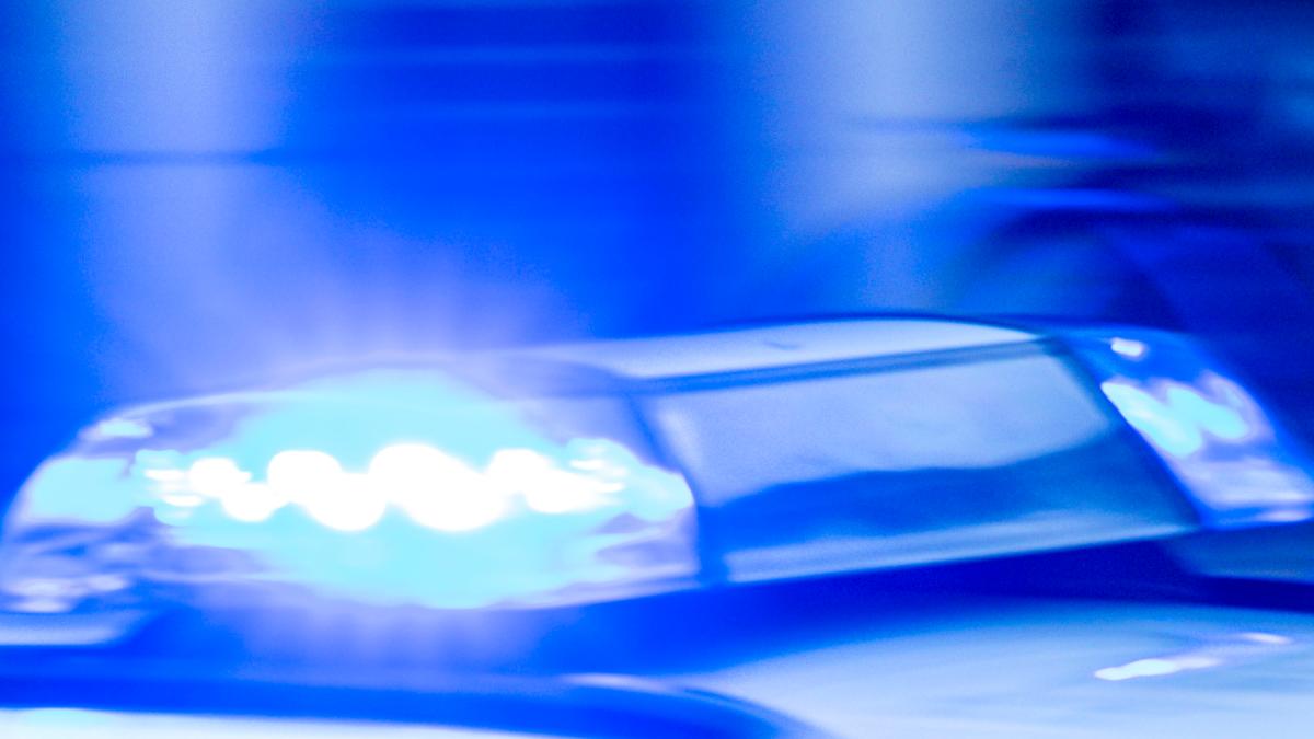 Männer attackieren 17-Jährige – Frau flüchtet schwer verletzt