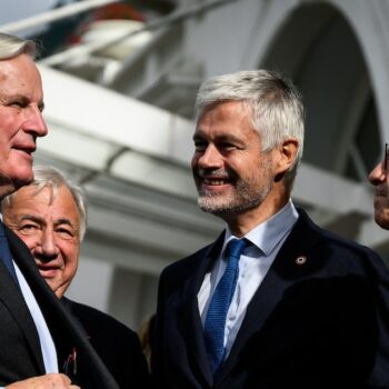 Le Premier ministre Michel Barnier (1er g), en compagnie du président du Sénat Gérard Larcher (2e g), de Laurent Wauquiez (c) et Bruno Retailleau (d), pressenti place Beauvau, à Annecy le 12 septembre 2024