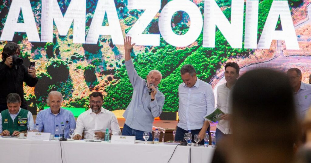 En Amazonie, Lula défend des projets qui risquent d’aggraver la déforestation