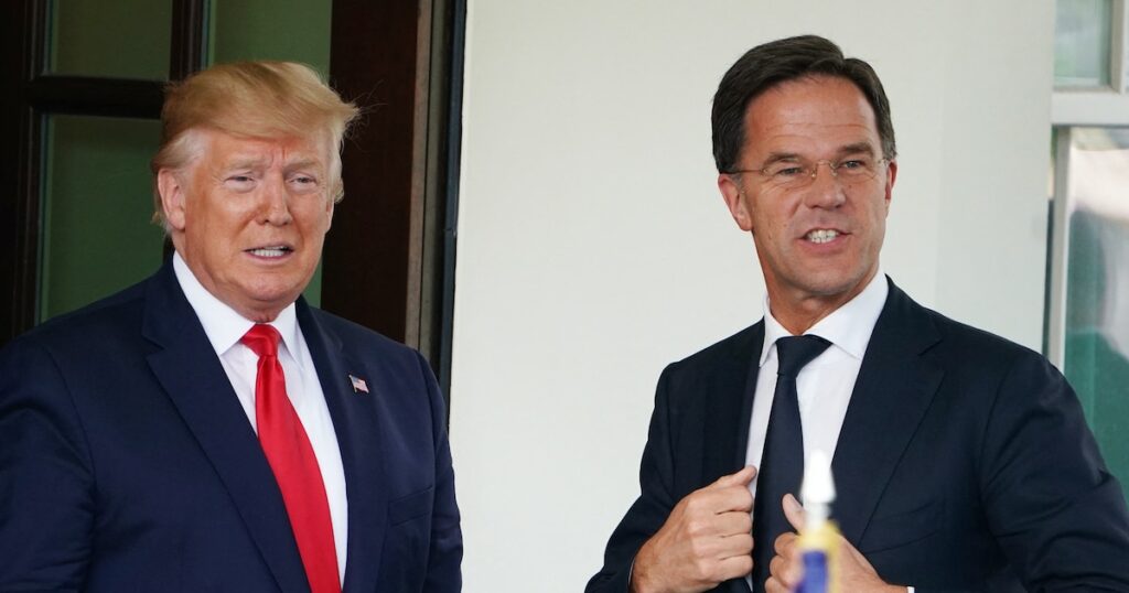 Le président américain Donald Trump salue le Premier ministre néerlandais Mark Rutte alors qu'il arrive pour une réunion dans l'aile ouest de la Maison Blanche à Washington, DC, le 18 juillet 2019. (Photo MANDEL NGAN / AFP)