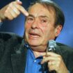 « Ses origines sociales expliquent qu’il ait choisi la sociologie » : la jeunesse de Pierre Bourdieu retracée dans un livre