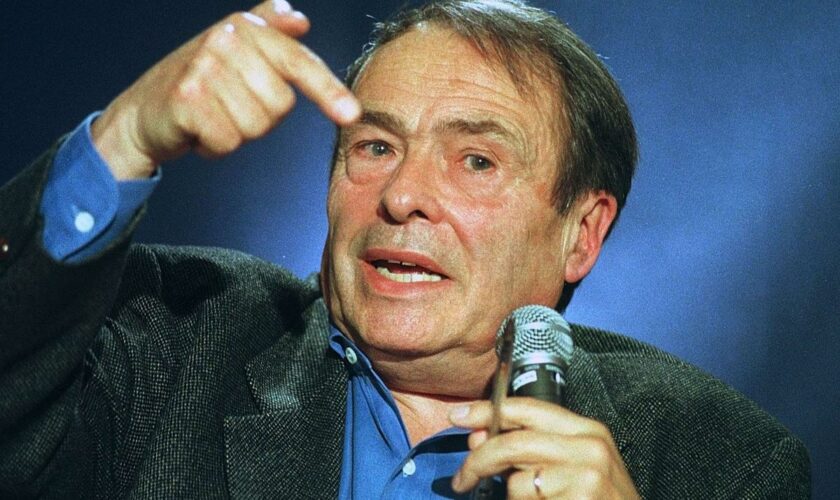 « Ses origines sociales expliquent qu’il ait choisi la sociologie » : la jeunesse de Pierre Bourdieu retracée dans un livre