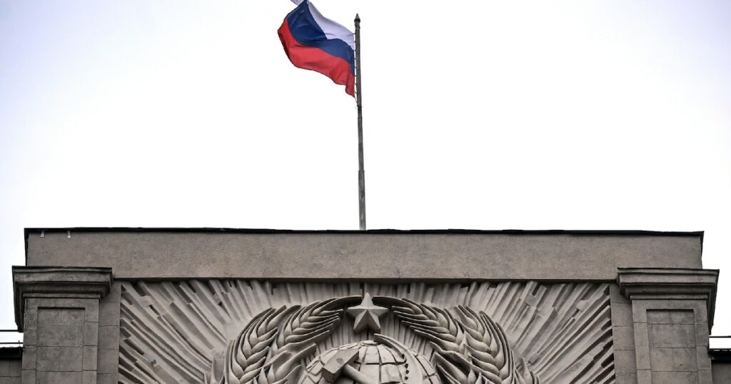 Le drapeau russe au sommet de la Douma, chambre basse du Parlement russe, le 14 juillet 2023 à Moscou