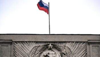 Le drapeau russe au sommet de la Douma, chambre basse du Parlement russe, le 14 juillet 2023 à Moscou