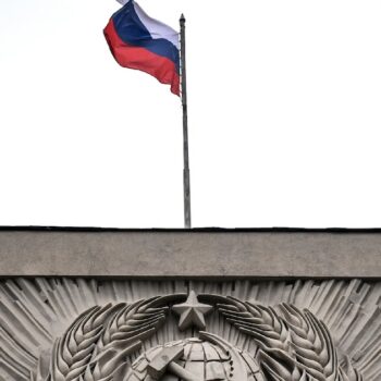 Le drapeau russe au sommet de la Douma, chambre basse du Parlement russe, le 14 juillet 2023 à Moscou