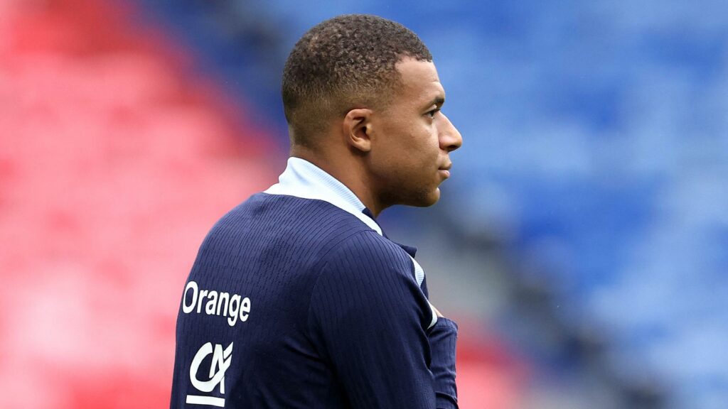 Mbappé absent avec les Bleus, ses coéquipiers Konaté et Upamecano font front commun pour le défendre