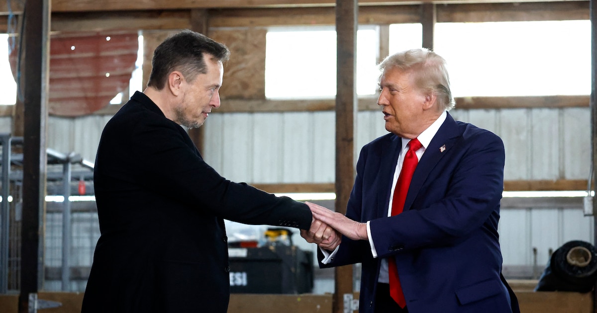 Elon Musk serre la main de Donald Trump avant un meeting à Butler, en Pennsylvannie, le 5 octobre 2023, là même où le républicain avait été visé par une tentative d'assassinat.