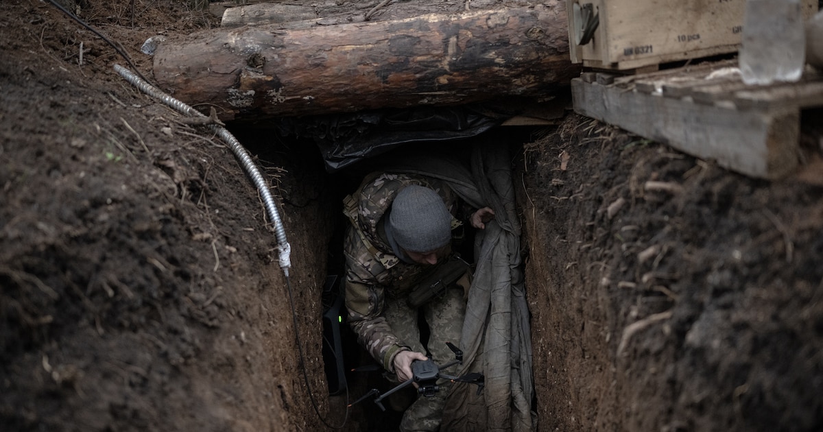 Des soldats ukrainiens en position de combat dans la tranchée utilisent des drones pour la surveillance et l'attaque sur la ligne de front à Zaporijjia, en Ukraine, le 5 décembre 2023.