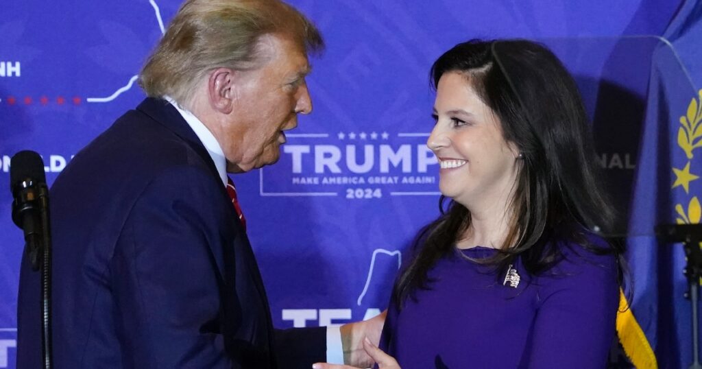 Donald Trump accueille la représentante Elise Stefanik lors d'un meeting de campagne à Concord, dans le New Hampshire, le 19 janvier 2024