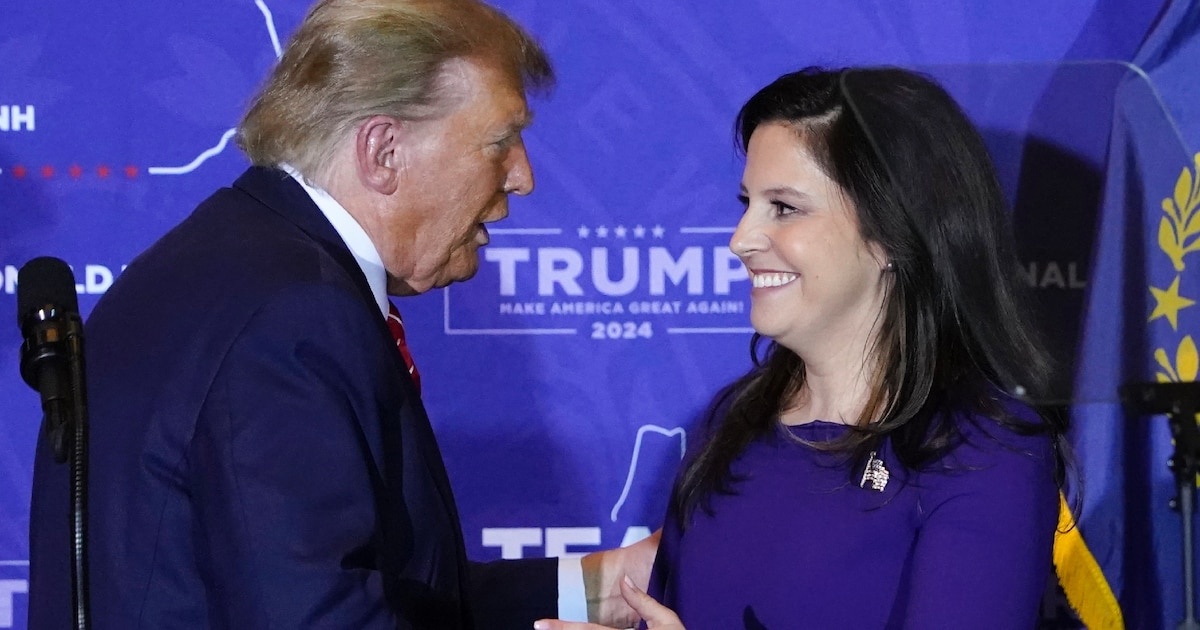 Donald Trump accueille la représentante Elise Stefanik lors d'un meeting de campagne à Concord, dans le New Hampshire, le 19 janvier 2024