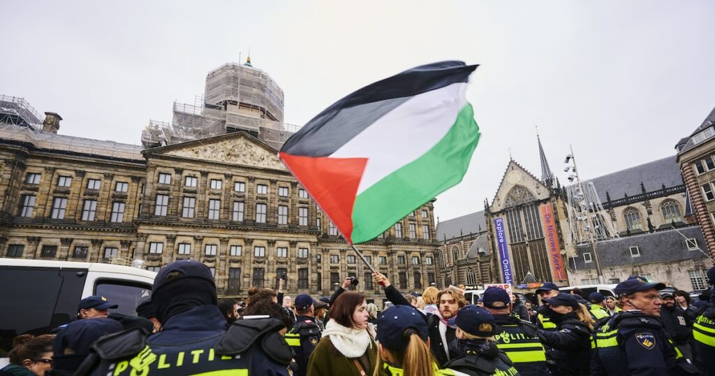 Des manifestants brandissent un drapeau palestinien lors d'une manifestation à Amsterdam, le 10 novembre 2024.