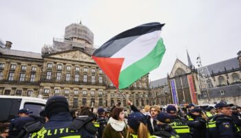 Des manifestants brandissent un drapeau palestinien lors d'une manifestation à Amsterdam, le 10 novembre 2024.